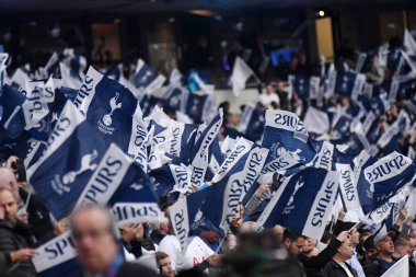 LONDON, ENGLAND - 30 Nisan 2019: Tottenham taraftarları Tottenham Hotspur 'da Tottenham Hotspur (Hollanda) ve Tottenham Hotspur (İngiltere) arasında oynanan 2018 / 19 UEFA Şampiyonlar Ligi yarı final maçının ilk ayağı öncesinde bayrak sallıyorlar..