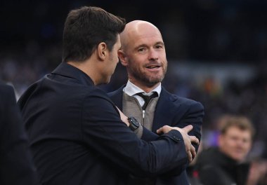LONDON, ENGLAND - APRIL 30, 2019: Tottenham teknik direktörü Mauricio Pochettino (L), Ajax teknik direktörü Erik ten Hag (R) 'i, Tottenham Hotspur (İngiltere) ve AFC Ajax (Netherla) arasında oynanan 2018 / 19 UEFA Şampiyonlar Ligi yarı final maçının ilk ayağı öncesinde karşıladı.