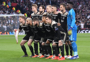 LONDON, ENGLAND - APRIL 30, 2019: Ajax, Tottenham Hotspur (İngiltere) ve AFC Ajax (Hollanda) arasında oynanan 2018 / 19 UEFA Şampiyonlar Ligi Yarı Finalleri 'nin ilk ayağı öncesinde, resmi grup fotoğrafı için 11 poz vermeye başladı.
