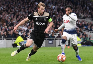 LONDON, ENGLAND - APRIL 30, 2019: Ajax 'lı Matthijs de Ligt (L) ve Tottenham' lı Danny Rose (R), Totte 'deki Tottenham Hotspur (İngiltere) ile AFC Ajax (Hollanda) arasında oynanan 2018 / 19 UEFA Şampiyonlar Ligi Yarı Finali' nin ilk ayağında çekildi.