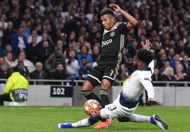 LONDON, ENGLAND - APRIL 30, 2019: Ajax 'tan David Neres Campos ve Tottenham' dan Danny Rose Tottenham 'dan Tottenham H' de Tottenham Hotspur (İngiltere) ve AFC Ajax (Hollanda) arasında oynanan 2018 / 19 UEFA Şampiyonlar Ligi yarı final maçında resmedildi.