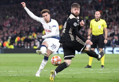 LONDON, ENGLAND - APRIL 30, 2019: Tottenham (L) ve Ajax (R) takımlarından Lasse Schone, Tottenham Hotspur (İngiltere) ile AFC Ajax (Hollanda) arasında oynanan 2018 / 19 UEFA Şampiyonlar Ligi Yarı Finali 'nin ilk ayağında çekildiler. 
