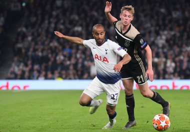 LONDON, ENGLAND - 30 Nisan 2019: Tottenham 'dan Lucas Moura (L) ve Ajax' tan Frenkie de Jong (R), Tottenham Hotspur (İngiltere) ve AFC Ajax (Hollanda) arasında oynanan 2018 / 19 UEFA Şampiyonlar Ligi Yarı Finali 'nin ilk ayağında çekildi.