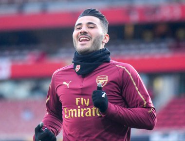 LONDON, ENGLAND - 2 Mayıs 2019: Arsenal 'li Sead Kolasinac, Emirates Stadyumu' ndaki Arsenal FC (İngiltere) ve Valencia CF (İspanya) arasında oynanan 2018 / 19 UEFA Avrupa Ligi yarı final karşılaşması öncesinde çekilmiştir..