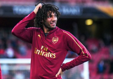 LONDON, ENGLAND - 2 Mayıs 2019: Arsenal 'den Mohamed Elneny, Emirates Stadyumu' ndaki Arsenal FC (İngiltere) ve Valencia CF (İspanya) arasında oynanan 2018 / 19 UEFA Avrupa Ligi yarı final karşılaşması öncesinde çekilmiştir..