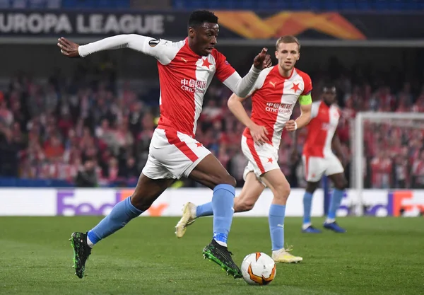 LONDON, ENGLAND - 18 Nisan 2019: Slavia 'lı İbrahim Traore, Stamford Bridge' deki Chelsea FC (İngiltere) ve SK Slavia Praha (Çek Cumhuriyeti) arasında oynanan 2018 / 19 UEFA Avrupa Ligi çeyrek final maçının ikinci ayağında resmedildi..