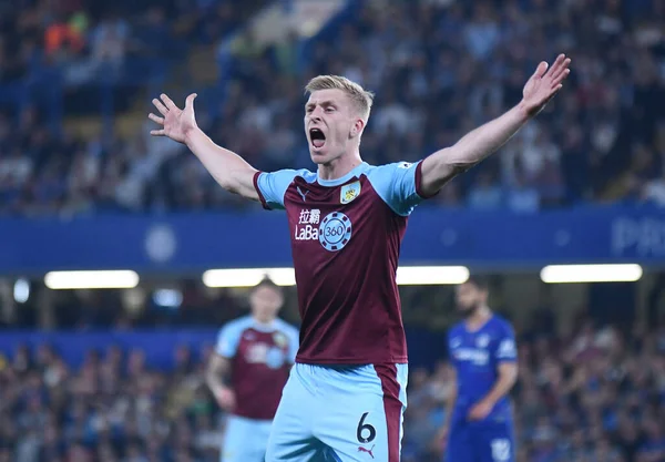 LONDON, ENGLAND - 22 Nisan 2019: Burnley 'den Ben Mee, Stamford Bridge' de Chelsea FC ve Burnley FC arasında oynanan 2018 / 19 Premier Lig maçı sırasında çekilmiştir.