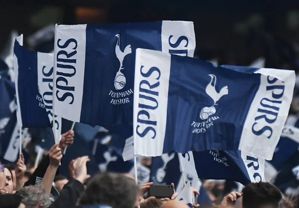 LONDON, ENGLAND - 30 Nisan 2019: Tottenham taraftarları Tottenham Hotspur 'da Tottenham Hotspur (Hollanda) ve Tottenham Hotspur (İngiltere) arasında oynanan 2018 / 19 UEFA Şampiyonlar Ligi yarı final maçının ilk ayağı öncesinde bayrak sallıyorlar..