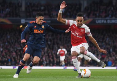 LONDON, ENGLAND - 2 Mayıs 2019: Valencia 'dan Gabriel Armando de Abreu Paulista ve Arsenal' den Pierre-Emerick Aubameyang, 2018 / 19 UEFA Avrupa Ligi yarı final maçı sırasında Arsenal FC (İngiltere) ve Valencia CF (İspanya) arasında resmedildi.
