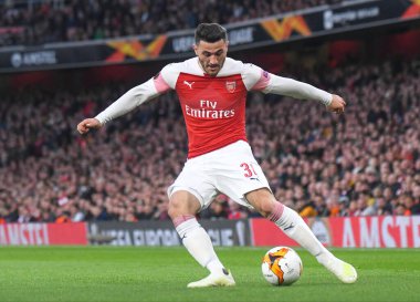 LONDON, ENGLAND - MAYIS 2, 2019: Arsenal 'li Sead Kolasinac, Avrupa Ligi' nin 2018 / 19 Avrupa Ligi yarı final karşılaşmasında Emirates Stadyumu 'nda Arsenal FC (İngiltere) ve Valencia CF (İspanya) arasında çekilmiştir..