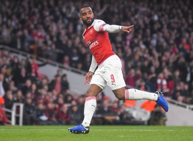 LONDON, ENGLAND - 2 Mayıs 2019: Arsenal 'li Alexandre Lacazette, Emirates Stadyumu' ndaki Arsenal FC (İngiltere) ve Valencia CF (İspanya) arasında oynanan 2018 / 19 UEFA Avrupa Ligi yarı final maçında gol attıktan sonra kutluyor..