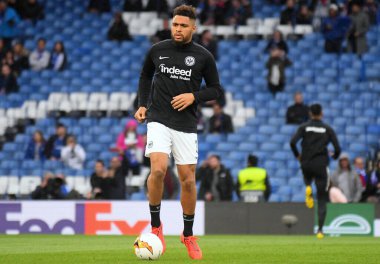 LONDON, ENGLAND - 9 Mayıs 2019: Eintracht 'tan Simon Falette, Chelsea FC (İngiltere) ve Eintracht Frankfurt E.V. arasında oynanan 2018 / 19 UEFA Avrupa Ligi Yarı Finallerinin ikinci ayağı öncesinde çekilmiştir. (Almanya) Stamford Köprüsünde.