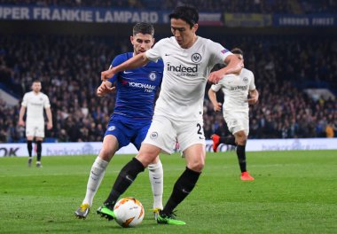 LONDON, ENGLAND - 9 Mayıs 2019: Chelsea FC (İngiltere) ve Eintracht (R) takımlarından Jorge Luiz Frello Filho (Jorginho) ve Makoto Hasebe, 2018 / 19 UEFA Avrupa Ligi Yarı Finalleri 'nin ikinci ayağı sırasında Chelsea FC (İngiltere) ve Eintracht Frankfurt arasında resmedildi. 