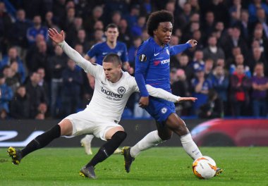 LONDON, ENGLAND - 9 Mayıs 2019: Chelsea (R) takımından Willian Borges da Silva, Chelsea FC (İngiltere) ve Eintracht Frankfurt arasında oynanan 2018 / 19 UEFA Avrupa Ligi Yarı Finalleri 'nin ikinci ayağı sırasında çekilmiştir. (Almanya) Stamford Köprüsünde.