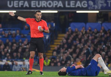 LONDON, ENGLAND - 9 Mayıs 2019: Rumen FIFA hakemi Ovidiu Alin Hategan (L) ve Chelsea (R) takımından Andreas Christensen, Chelsea FC (İngiltere) ile Eintracht Frankfurt arasında oynanan 2018 / 19 UEFA Avrupa Ligi Yarı Finalleri 'nin ikinci ayağında çekildiler. 