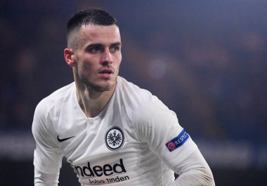 LONDON, ENGLAND - 9 Mayıs 2019: Eintracht 'lı Filip Kostic, Chelsea FC (İngiltere) ve Eintracht Frankfurt E.V. arasında oynanan 2018 / 19 UEFA Avrupa Ligi Yarı Finallerinin ikinci ayağı sırasında çekilmiştir. (Almanya) Stamford Köprüsünde.