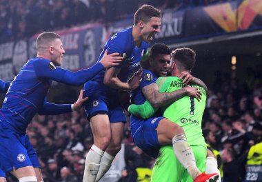 LONDON, ENGLAND - 9 Mayıs 2019: (L 'den R' ye) Chelsea 'den Ross Barkley, Chelsea' den Cesar Azpilicueta, Chelsea 'den Emerson Palmieri dos Santos ve Chelsea' den Kepa Arrizabalaga 2018 / 19 UEFA Avrupa Ligi Yarı Finalleri 'nin ikinci ayağının ardından kutlama yaptılar.