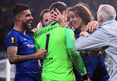 LONDON, ENGLAND - 9 Mayıs 2019: Chelsea 'den Emerson Palmieri dos Santos, Chelsea' den Kepa Arrizabalaga (C) ve Chelsea 'den David Luiz (R), Chelsea FC (İngiltere) ile oynadıkları 2018 / 19 UEFA Avrupa Ligi Yarı Finali' nin ikinci ayağının ardından kutlama yaptılar.