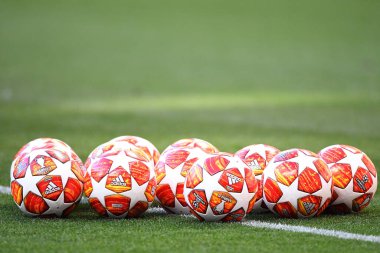 MADRID, SPAIN - 31 Mayıs 2019: Wanda Metropolitano 'daki Tottenham Hotspur (İngiltere) ile Liverpool FC (İngiltere) arasında yapılan 2018 / 19 UEFA Şampiyonlar Ligi finalinden bir gün önce yapılan antrenman sırasında çekilen resmi maç topları.
