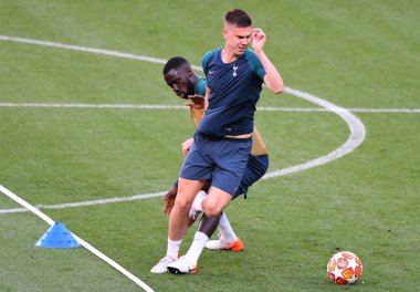 MADRID, SPAIN - 31 Mayıs 2019: Tottenham (L) takımından Davinson Sanchez ve Tottenham (R) takımından Juan Foyth, 2018 / 19 UEFA Şampiyonlar Ligi Finali 'nden bir gün önce Tottenham Hotspur (İngiltere) ve Liverpool FC (Engla