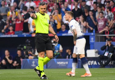 MADRID, İspanya - 1 Haziran 2019: Sloven FIFA hakemi Damir Skomina, Wanda Metropolitano 'daki Tottenham Hotspur (İngiltere) ile Liverpool FC (İngiltere) arasındaki 2018 / 19 UEFA Şampiyonlar Ligi Finali' nde penaltı attı..