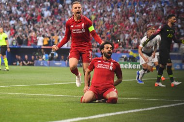 MADRİD, SPAIN - 1 Haziran 2019: Liverpool 'lu Mohamed Salah, Liverpool' lu Jordan Henderson ile 2018 / 19 UEFA Şampiyonlar Ligi Finali 'nde Tottenham Hotspur (İngiltere) ile Liverpool FC (İngiltere) arasında attığı golü kutladı.