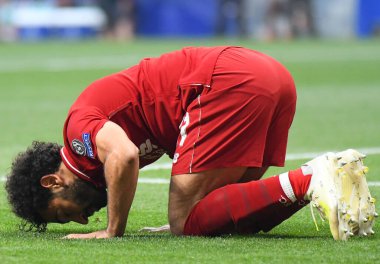 MADRID, İspanya - 1 Haziran 2019: Liverpool 'lu Mohamed Salah, Wanda Metropolitano' daki Tottenham Hotspur (İngiltere) ile Liverpool FC (İngiltere) arasındaki 2018 / 19 UEFA Şampiyonlar Ligi Finali sırasında penaltı noktasından gol atmasını kutluyor..