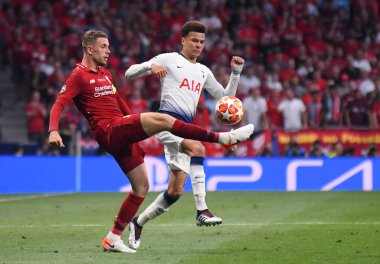 MADRID, SPAIN - 1 Haziran 2019: Liverpool 'dan Jordan Henderson (L) ve Tottenham' dan Dele Alli, Wanda Metropolitano 'daki Tottenham Hotspur (İngiltere) ile Liverpool FC (İngiltere) arasındaki 2018 / 19 UEFA Şampiyonlar Ligi Finali sırasında çekildiler..