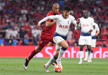 MADRID, SPAIN - 1 Haziran 2019: Liverpool 'dan Fabio Henrique Tavares (Fabinho) (arkada ve Heung-Min Tottenham' ın (önde) oğlu) 2018 / 19 UEFA Şampiyonlar Ligi Finali sırasında Wanda M 'de Tottenham Hotspur (İngiltere) ile Liverpool FC (İngiltere) arasında çekilmiştir.