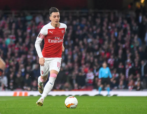 LONDON, ENGLAND - 2 Mayıs 2019: Arsenal 'den Mesut Ozil, Arsenal Stadyumu' ndaki Arsenal FC (İngiltere) ve Valencia CF (İspanya) arasında oynanan 2018 / 19 UEFA Avrupa Ligi yarı final maçının ilk ayağında çekildi..