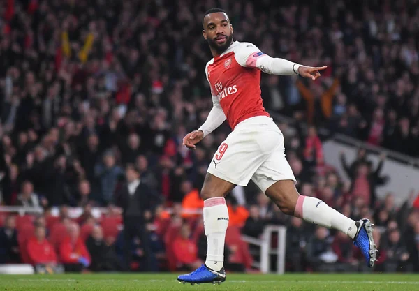 LONDON, ENGLAND - 2 Mayıs 2019: Arsenal 'li Alexandre Lacazette, Emirates Stadyumu' ndaki Arsenal FC (İngiltere) ve Valencia CF (İspanya) arasında oynanan 2018 / 19 UEFA Avrupa Ligi yarı final maçında attığı ilk golü attıktan sonra kutluyor..