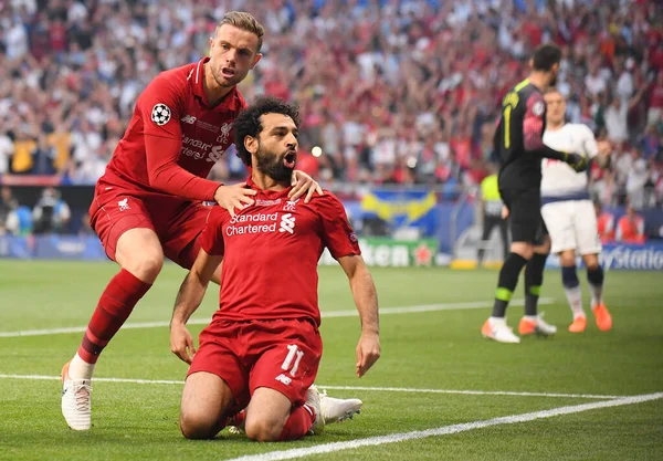 MADRID, SPAIN - 1 Haziran 2019: Liverpool 'lu Mohamed Salah, Liverpool' lu Jordan Henderson ile 2018 / 19 UEFA Şampiyonlar Ligi Finali 'nde Tottenham Hotspur (İngiltere) ile Liverpool FC (İngiltere) arasındaki penaltı noktasından gol attıktan sonra kutluyor.)