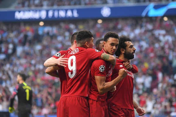 MADRID, SPAIN - 1 Haziran 2019: Liverpool 'lu Mohamed Salah, Liverpool' lu Trent Alexander-Arnold ile Wanda Metrop 'ta Tottenham Hotspur (İngiltere) ile Liverpool FC (İngiltere) arasında oynanan 2018 / 19 UEFA Şampiyonlar Ligi Finali' nde gol attıktan sonra kutluyor.