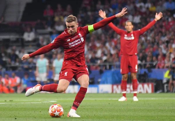 MADRID, İspanya - 1 Haziran 2019: Liverpool 'dan Jordan Henderson, Wanda Metropolitano' da Tottenham Hotspur (İngiltere) ile Liverpool FC (İngiltere) arasında oynanan 2018 / 19 UEFA Şampiyonlar Ligi Finali sırasında çekilmiştir..