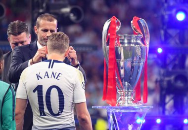 MADRID, SPAIN - 1 Haziran 2019: Tottenham 'dan Aleksander Cefrin ve Harry Kane, Wanda Metropolitano' daki Tottenham Hotspur (İngiltere) ile Liverpool FC (İngiltere) arasında düzenlenen 2018 / 19 UEFA Şampiyonlar Ligi Finali sonrasında düzenlenen ödül töreninde resmedildi..