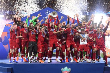 MADRID, İspanya - 1 Haziran 2019: Liverpool oyuncuları, Wanda Metropolitano 'daki Tottenham Hotspur (İngiltere) ile Liverpool FC (İngiltere) arasında düzenlenen 2018 / 19 UEFA Şampiyonlar Ligi Finali sonrasında düzenlenen ödül töreninde resmedildi..