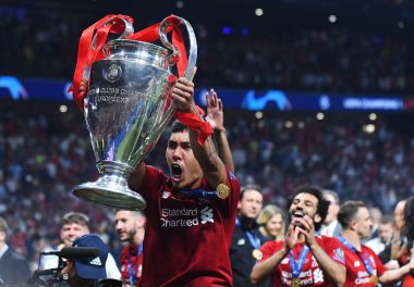 MADRID, İspanya - 1 Haziran 2019: Liverpool 'dan Roberto Firmino, Wanda Metropolitano' daki Tottenham Hotspur (İngiltere) ile Liverpool FC (İngiltere) arasında düzenlenen 2018 / 19 UEFA Şampiyonlar Ligi Finali sonrasında düzenlenen ödül töreninde resmedildi..