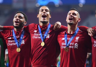 MADRID, SPAIN - 1 Haziran 2019: Liverpool 'dan Joe Gomez, Liverpool' dan Virgil Van Dijk ve Liverpool 'dan Dejan Lovren, Tottenham Hotspur (İngiltere) arasında düzenlenen 2018 / 19 UEFA Şampiyonlar Ligi Finali sonrasında düzenlenen ödül töreninde resmedildi.
