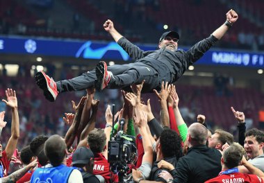 MADRID, İspanya - 1 Haziran 2019: Liverpool teknik direktörü Jurgen Klopp, Wanda Metropolitano 'daki Tottenham Hotspur (İngiltere) ile Liverpool FC (İngiltere) arasındaki 2018 / 19 UEFA Şampiyonlar Ligi Finali sonrasında düzenlenen ödül töreninin ardından havaya fırlatıldı..