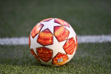 MADRID, İspanya - 1 Haziran 2019: Wanda Metropolitano 'da Tottenham Hotspur (İngiltere) ile Liverpool FC (İngiltere) arasında oynanan 2018 / 19 UEFA Şampiyonlar Ligi Finali öncesinde çekilen resmi maç topu.