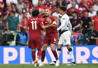 MADRID, İspanya - 1 Haziran 2019: Liverpool 'dan Jordan Henderson ve Liverpool' dan Muhammed Salah, Wanda Metropolitano 'daki Tottenham Hotspur (İngiltere) ile Liverpool FC (İngiltere) arasındaki 2018 / 19 UEFA Şampiyonlar Ligi Finali sırasında resmedildi..