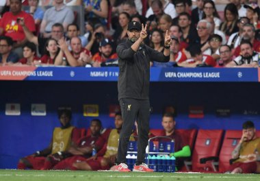 MADRID, İspanya - 1 Haziran 2019: Liverpool teknik direktörü Jurgen Klopp, Wanda Metropolitano 'da Tottenham Hotspur (İngiltere) ile Liverpool FC (İngiltere) arasında oynanan 2018 / 19 UEFA Şampiyonlar Ligi Finali sırasında çekilmiştir..