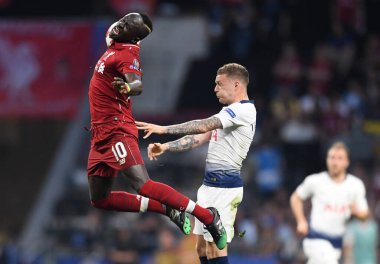 MADRID, SPAIN - 1 Haziran 2019: Liverpool 'lu Sadio Mane ve Tottenham' lı Kieran Trippier, Wanda Metropolitano 'daki Tottenham Hotspur (İngiltere) ile Liverpool FC (İngiltere) arasındaki 2018 / 19 UEFA Şampiyonlar Ligi Finali sırasında resmedildi..