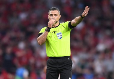MADRID, İspanya - 1 Haziran 2019: Sloven FIFA hakemi Damir Skomina, Wanda Metropolitano 'da Tottenham Hotspur (İngiltere) ile Liverpool FC (İngiltere) arasında oynanan 2018 / 19 UEFA Şampiyonlar Ligi Finali sırasında fotoğraf çekti..