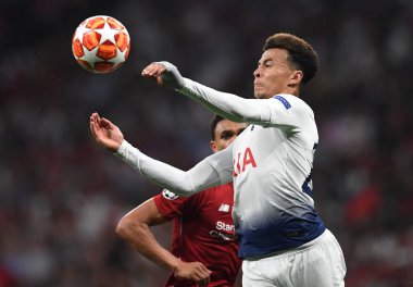 MADRID, SPAIN - 1 Haziran 2019: Tottenham 'dan Dele Alli, Wanda Metropolitano' da Tottenham Hotspur (İngiltere) ile Liverpool FC (İngiltere) arasında oynanan 2018 / 19 UEFA Şampiyonlar Ligi Finali sırasında çekilmiştir..