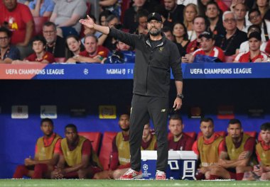 MADRID, İspanya - 1 Haziran 2019: Liverpool teknik direktörü Jurgen Klopp, Wanda Metropolitano 'da Tottenham Hotspur (İngiltere) ile Liverpool FC (İngiltere) arasında oynanan 2018 / 19 UEFA Şampiyonlar Ligi Finali sırasında çekilmiştir..