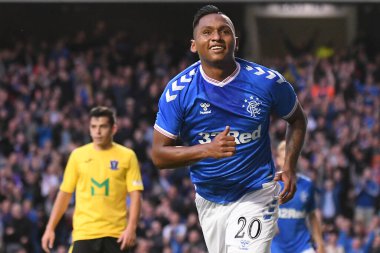 GLASGOW, SCOTLAND - 18 Temmuz 2019: Rangers takımından Alfredo Morelos 2019 / 20 UEFA Avrupa Ligi Birinci tur ön eleme karşılaşmasında Rangers FC (İskoçya) ve St Joseph 's FC (Cebelitarık) arasındaki üçüncü golünü attıktan sonra kutluyor.