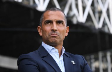 LONDON, ENGLAND - 24 AĞUSTOS 2019: Orman yöneticisi Sabri Lamouchi, Craven Cottage 'da Fulham FC ile Nottingham Forest FC arasında oynanan 2019 / 20 EFL SkyBet Şampiyonası maçında çekilmiştir..