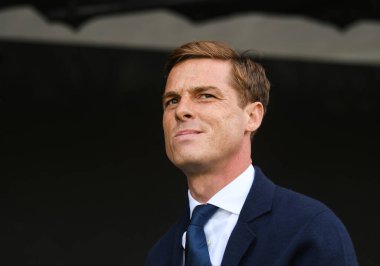 LONDON, ENGLAND - 24 AĞUSTOS 2019: Fulham teknik direktörü Scott Parker, Craven Cottage 'da Fulham FC ve Nottingham Forest FC arasında oynanan 2019 / 20 EFL SkyBet Şampiyonası maçında görüntülendi..