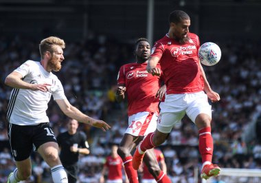 LONDON, ENGLAND - 24 AĞUSTOS 2019: Fulham 'dan Tim Ream (L) ve Orman' dan Lewis Grabban (R), Craven Cottage 'daki Fulham FC ile Nottingham Forest FC arasında oynanan 2019 / 20 EFL SkyBet Şampiyonası maçında çekildiler..
